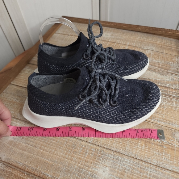 Allbirds Woman’s Wool Runners. Dark Navy Blue. Size 8 - Picture 11 of 12